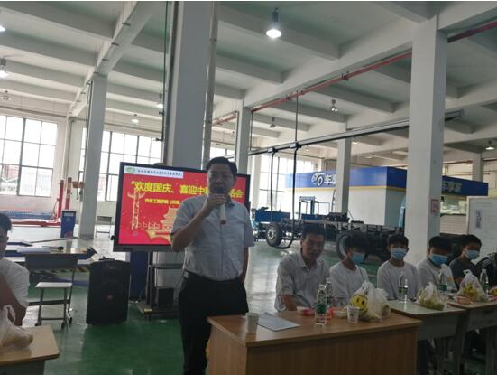 金秋送爽,校党委书记、校长李虎携汽车工程云南、陕西籍学生一起欢度国庆、中秋