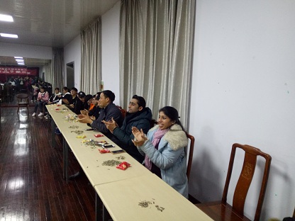 中外师生庆新年,预祝明天更美好