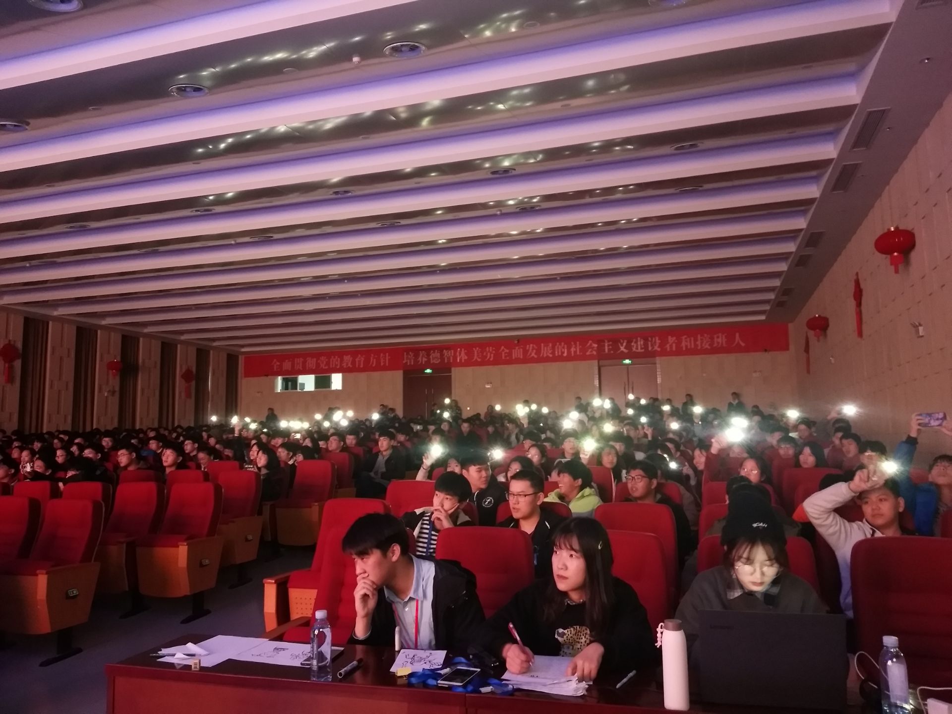 1544438679295089677.jpg 观众.jpg