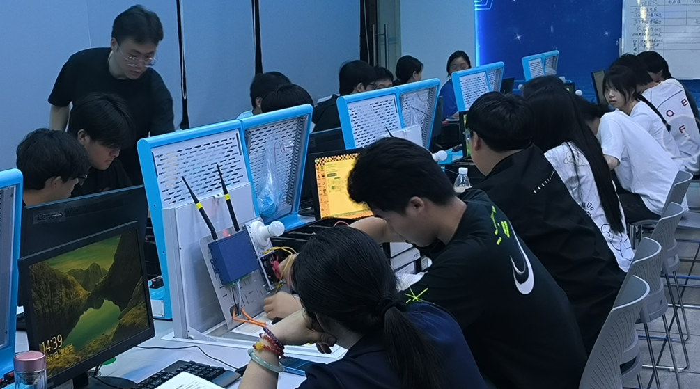 信息管理学院青年教师杨腾开设校级公开课
